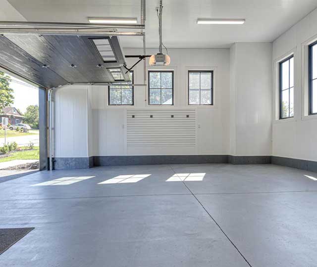 Garage lumineux avec murs en panneaux Trusscore et système de rangement SlatWall.