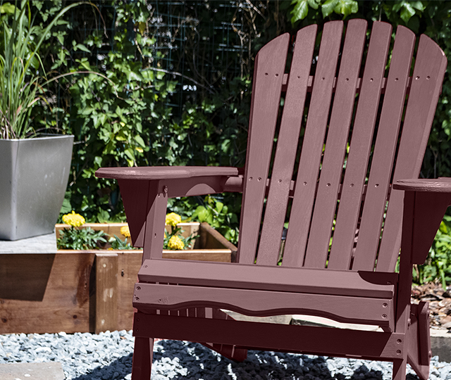 La couleur Cramoisie de Splendi Supreme est parfaite pour relooker votre chaise Adirondack!