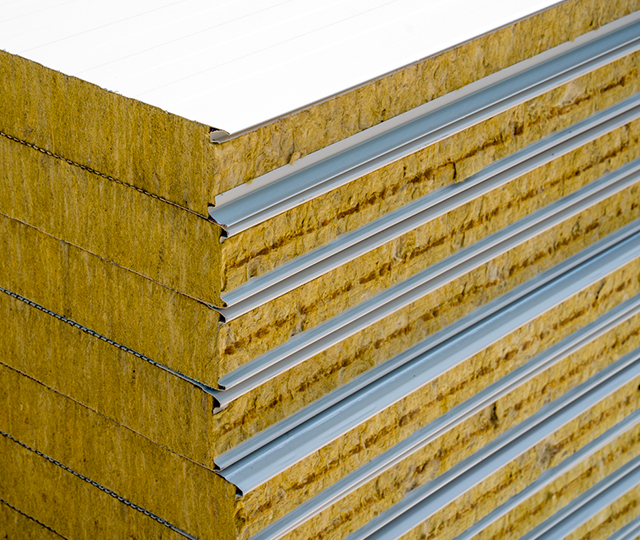 Panneaux isolants plac&eacute;s l'un par-dessus l'autre