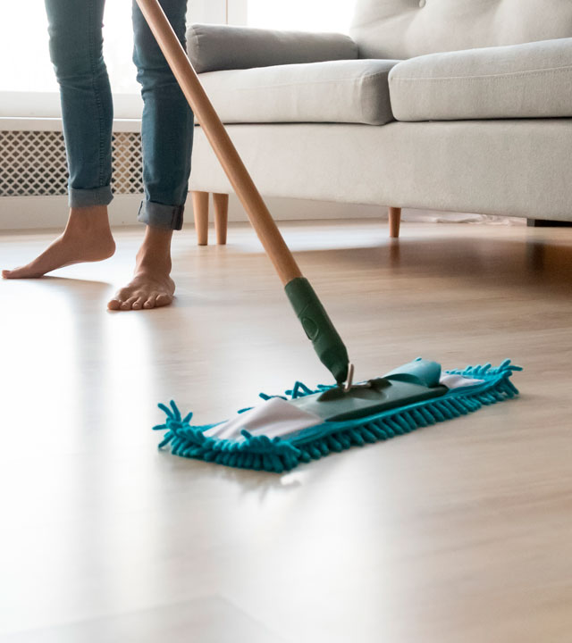 Étape 2 - Wipe the floor with a damp mop