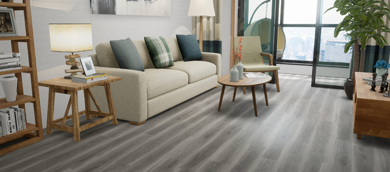 Salon moderne avec plancher SPC imitation bois gris, canap&eacute; clair, mobilier en bois et grande fenestration laissant entrer la lumi&egrave;re naturelle.