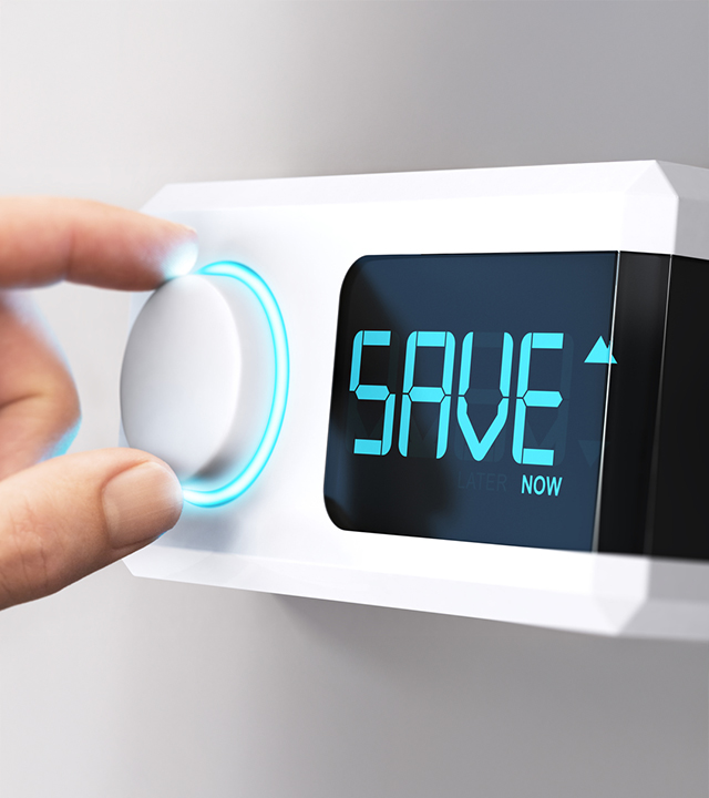 Thermostat intelligent mural avec &eacute;cran num&eacute;rique affichant &ldquo;SAVE&rdquo;, ajust&eacute; &agrave; l&rsquo;aide d&rsquo;un bouton rotatif lumineux.