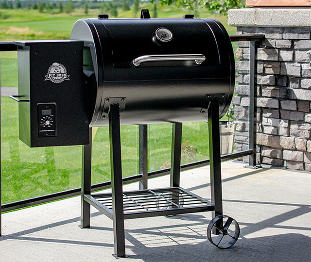 Barbecue &agrave; granules sur pattes avec tr&eacute;mie lat&eacute;rale et contr&ocirc;le num&eacute;rique int&eacute;gr&eacute;.