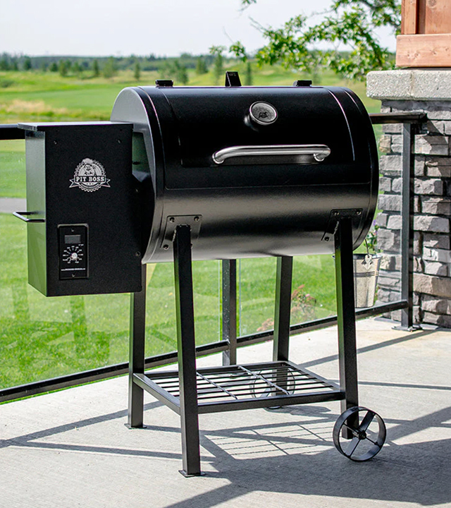 Barbecue &agrave; granules sur pattes avec tr&eacute;mie lat&eacute;rale et contr&ocirc;le num&eacute;rique int&eacute;gr&eacute;.