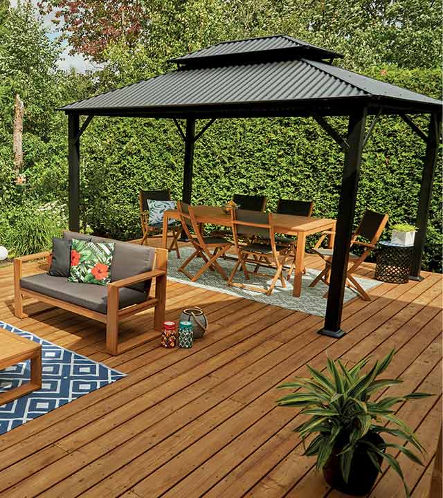 Terrase en bois traité avec pergola