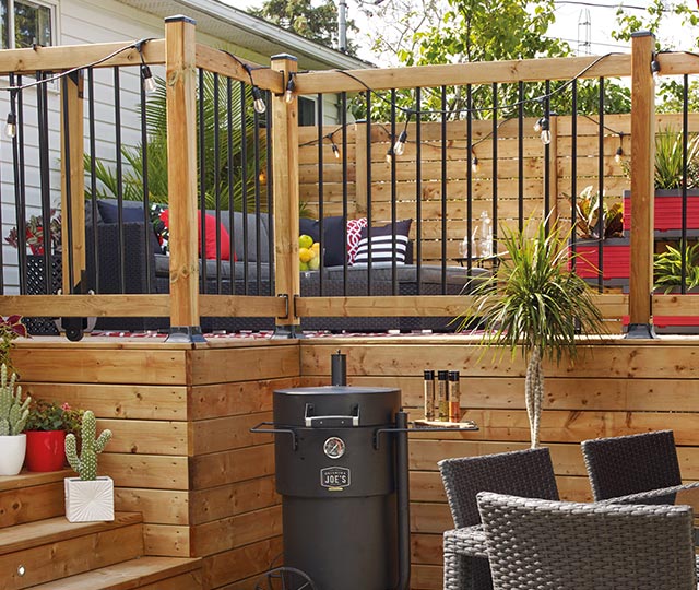 Terrase à deux niveaux en bois traité