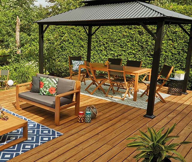 Terrase en bois traité avec pergola