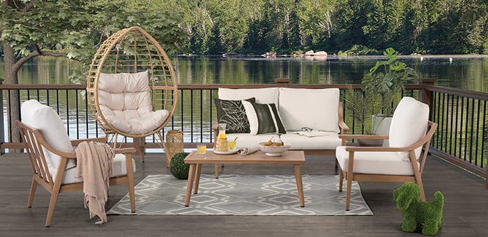 Collection patio 2024 - Tranquillité et simplicité: Ensemble de conversation, chaise coquille et tapis extérieur