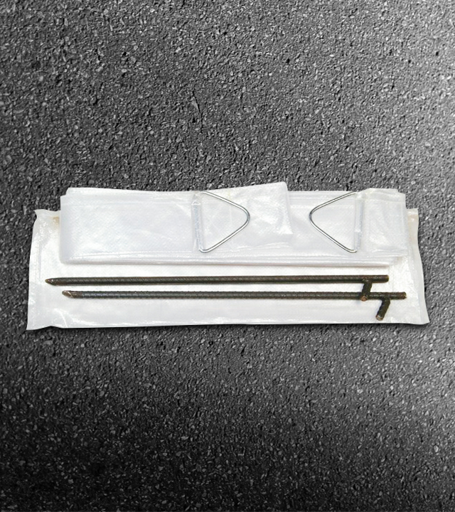 Un ensemble de courroie de sécurité pour abri d'auto.