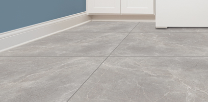 Gros plan sur des carreaux de c&eacute;ramique de plancher gris dans une salle de lavage.