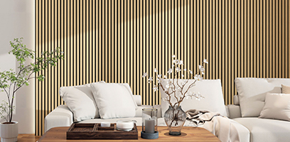 Panneaux acoustiques d&eacute;coratifs en lattes de bois verticales, install&eacute;s derri&egrave;re un canap&eacute; blanc dans un salon moderne et chaleureux.