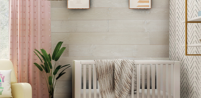 Rev&ecirc;tement mural en bois clair pos&eacute; horizontalement, dans une chambre lumineuse avec lit blanc, textiles d&eacute;coratifs et plante d&rsquo;int&eacute;rieur.