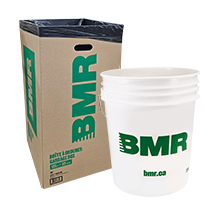 Sceau de plastique blanc et poubelle de carton de marque BMR sur fond blanc