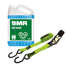 Bouteille de lave-glace de marque BMR et deux sangles &agrave; cliquet de couleur verte sur fond blanc