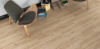 Plancher en bois clair au fini naturel dans un espace moderne, avec chaise design en bois et cuir et quelques livres pos&eacute;s au sol.