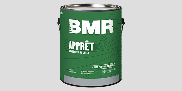 Gallon d'appr&ecirc;t de la marque de peinture BMR devant un fond gris