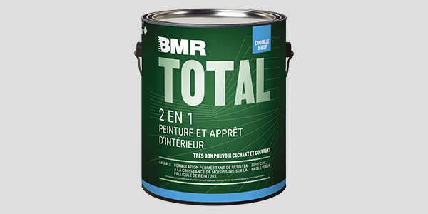 Gallon de peinture 2 en 1 de la gamme de peinture BMR Total sur un fond gris