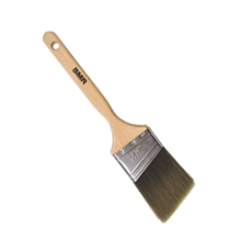 Pinceau angulaire avec manche en bois sur fond blanc