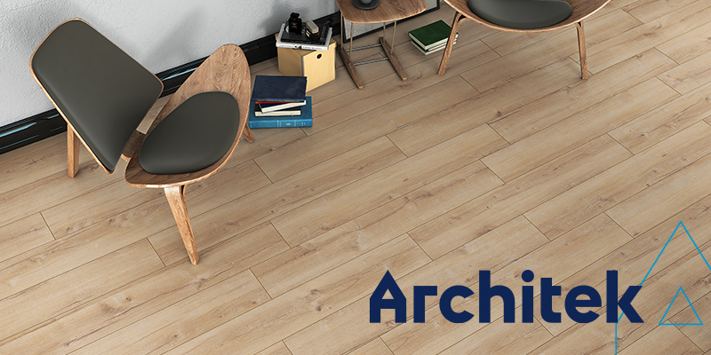 Plancher de bois lamin&eacute; clair install&eacute; dans un espace de vie moderne, avec chaises design et mobilier aux lignes &eacute;pur&eacute;es.